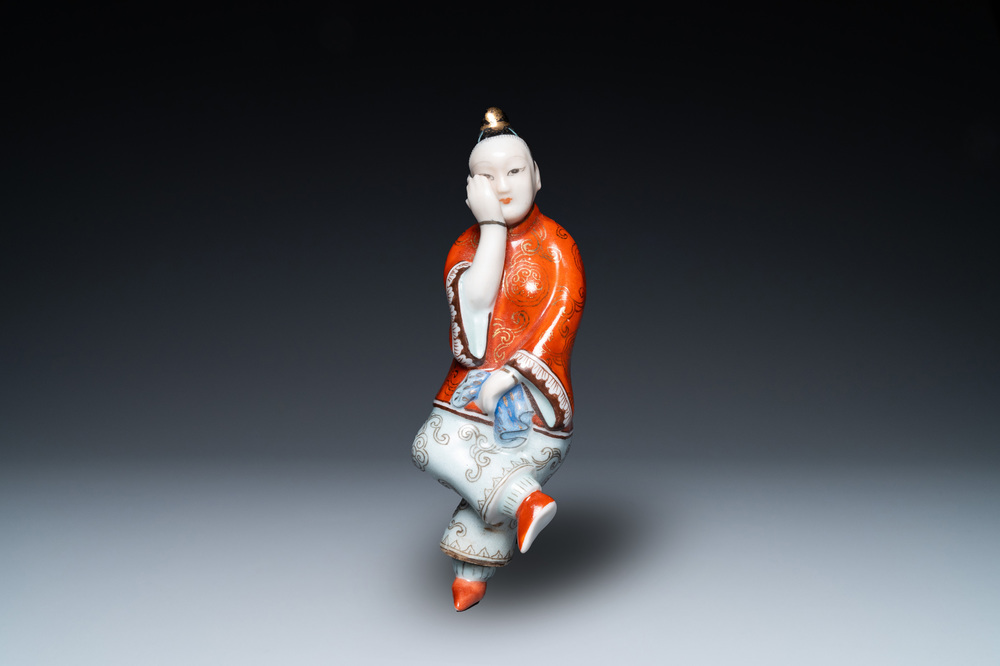 A Chinese polychrome porcelain 'reclining lady' snuff bottle, 19th C.