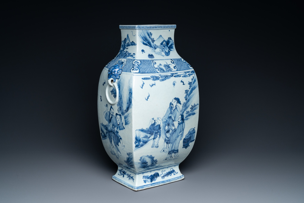 Een grote Chinese blauw-witte vaas met 'Vijf geleerden' decor, Qianlong