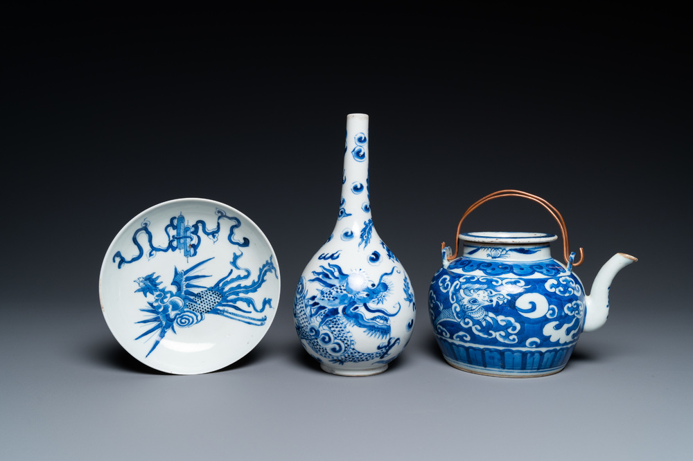 Trois pi&egrave;ces en porcelaine de Chine 'Bleu de Hue' pour le Vietnam, 19&egrave;me