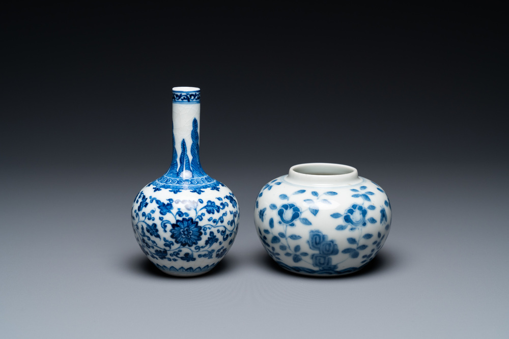 Een Chinees blauw-wit flesvormig Ming-stijl 'soft paste' vaasje en een waterpot, Qianlong en 19e eeuw