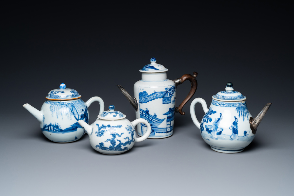 Quatre th&eacute;i&egrave;res couvertes en porcelaine de Chine en bleu et blanc, Kangxi