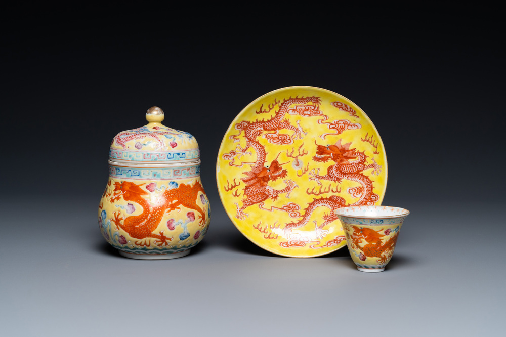 Un bol couvert, une tasse &agrave; vin et un tazza en porcelaine de Chine &agrave; d&eacute;cor de dragons sur fond jaune, 19/20&egrave;me