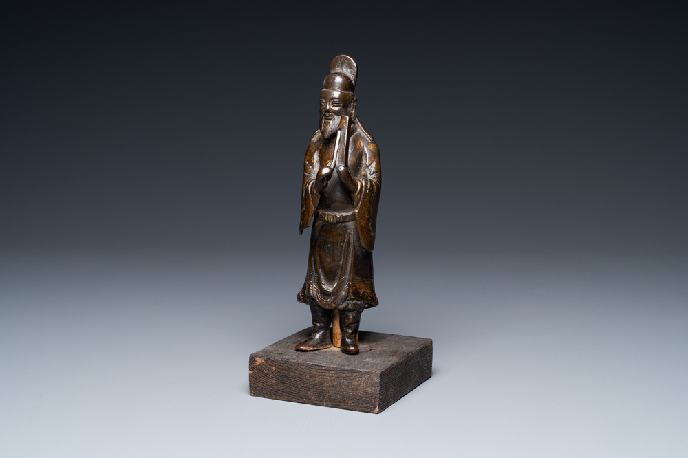 Een Chinese deels vergulde bronzen figuur van een geleerde, Ming