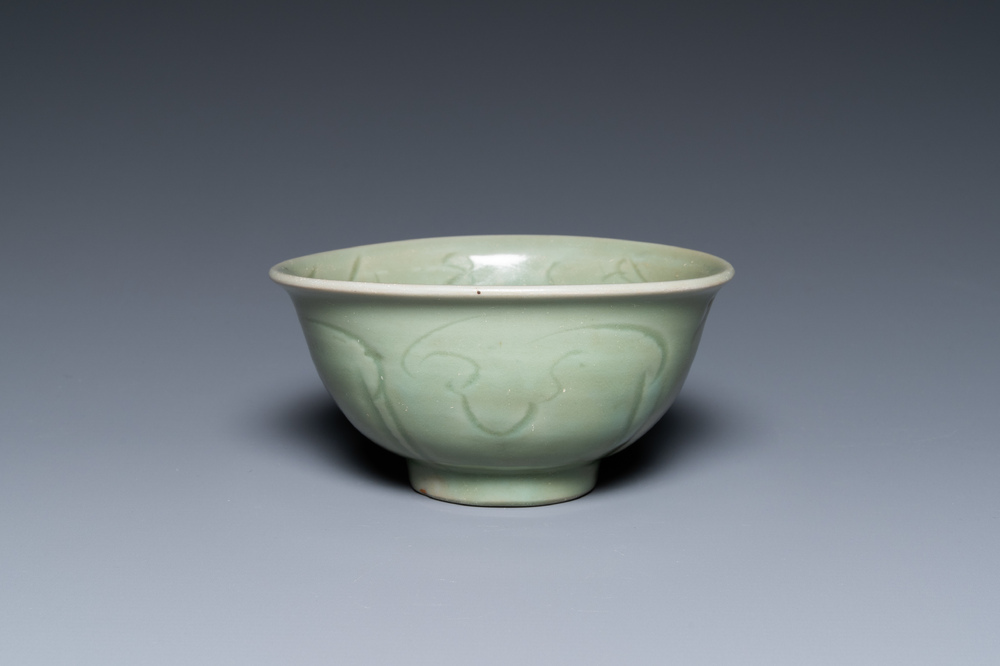 Een Chinese Longquan celadon kom met ingekerfd decor, Ming