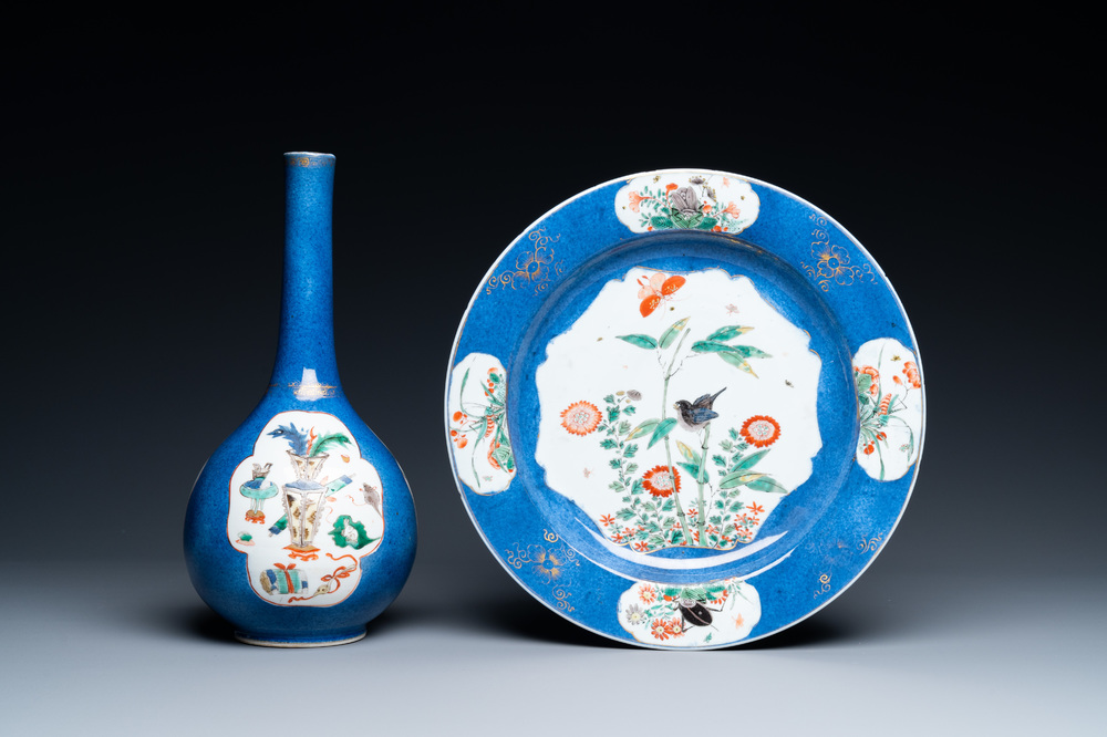 Un vase de forme bouteille et un plat en porcelaine de Chine famille verte et bleu poudr&eacute;, Kangxi