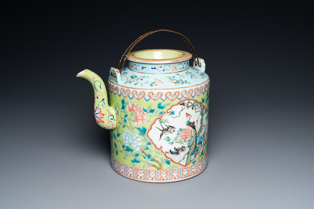 Une grande th&eacute;i&egrave;re couverte en porcelaine de Chine famille rose &agrave; fond vert de citron pour le march&eacute; Straits ou Peranakan, marque et &eacute;poque de Guangxu