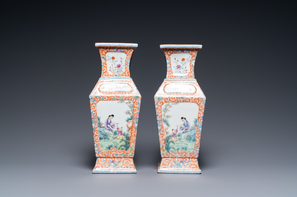 Une paire de vases de forme carr&eacute;e en porcelaine de Chine famille rose, marque de Qianlong, R&eacute;publique