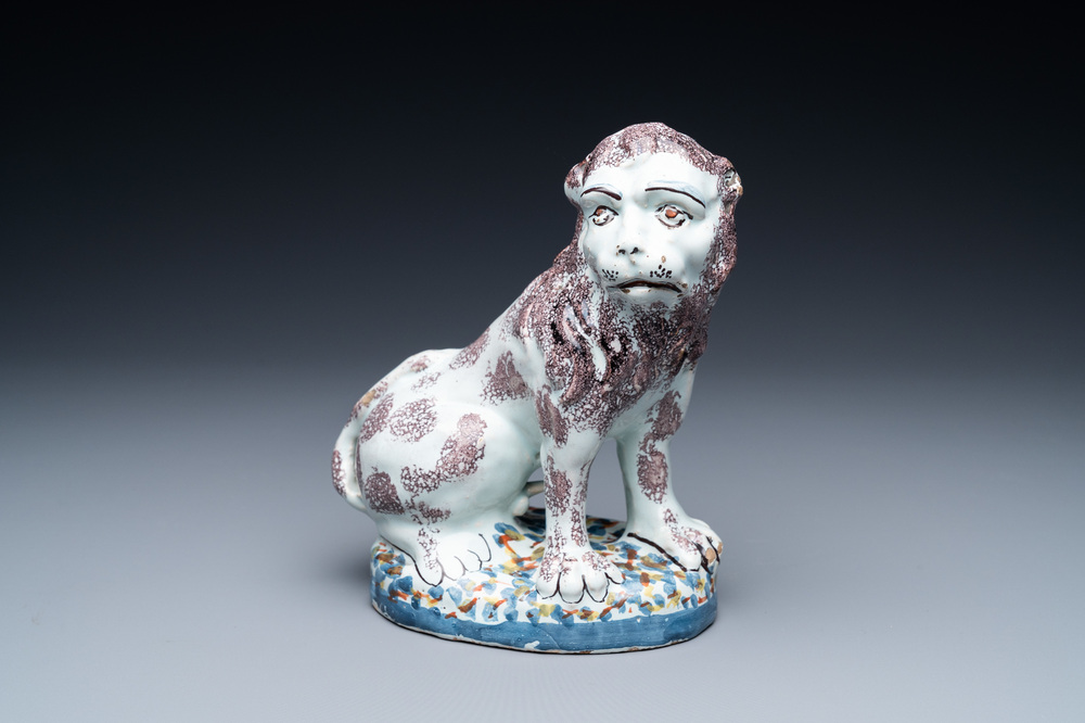 Un lion en fa&iuml;ence polychrome de Delft, 18&egrave;me