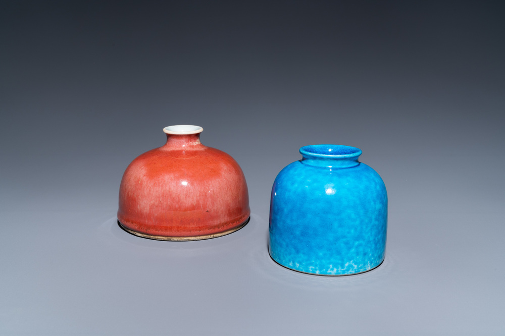 Deux pots &agrave; eau en porcelaine de Chine &agrave; &eacute;mail langyao et en turquoise monochrome, 19/20&egrave;me