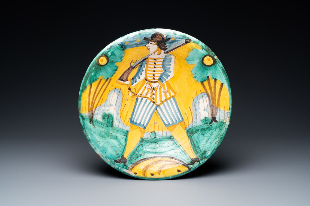 Een polychrome Montelupo majolica schotel met een soldaat, Itali&euml;, 17e eeuw