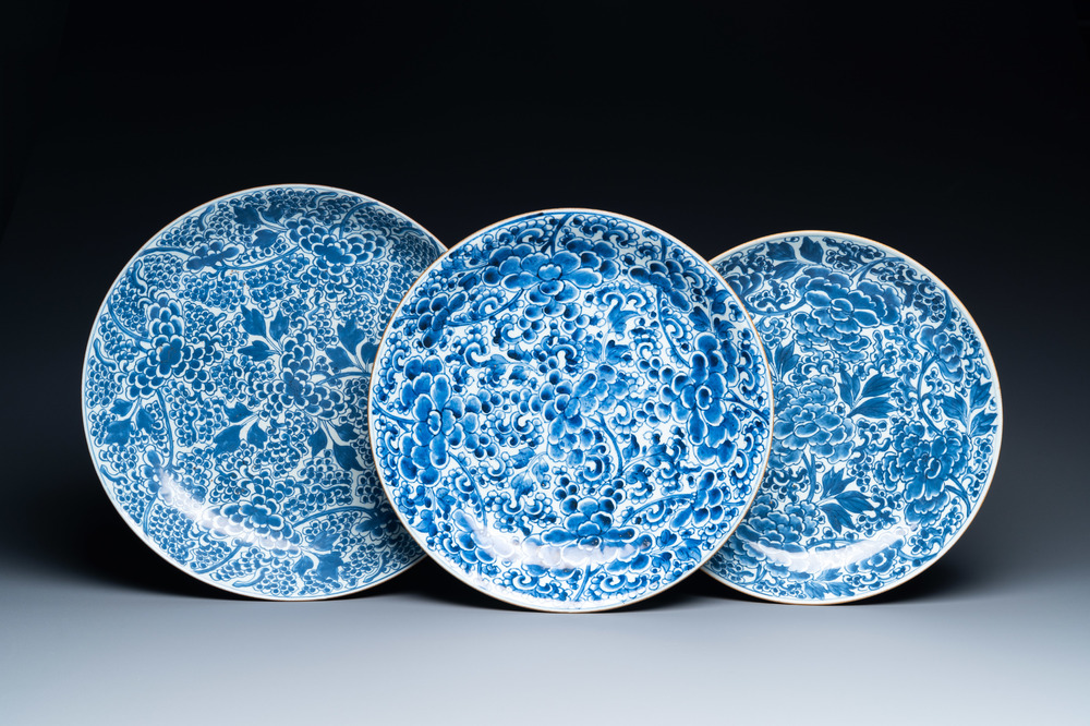 Trois plats aux raisins en porcelaine de Chine en bleu et blanc, Kangxi