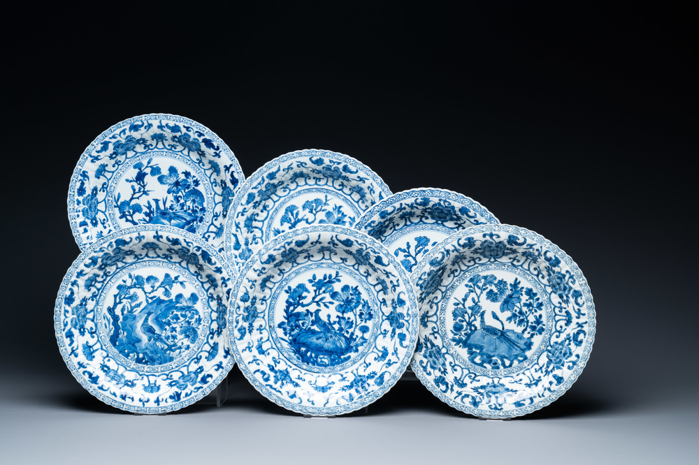 Six plats godronn&eacute;s en porcelaine de Chine en bleu et blanc, Kangxi