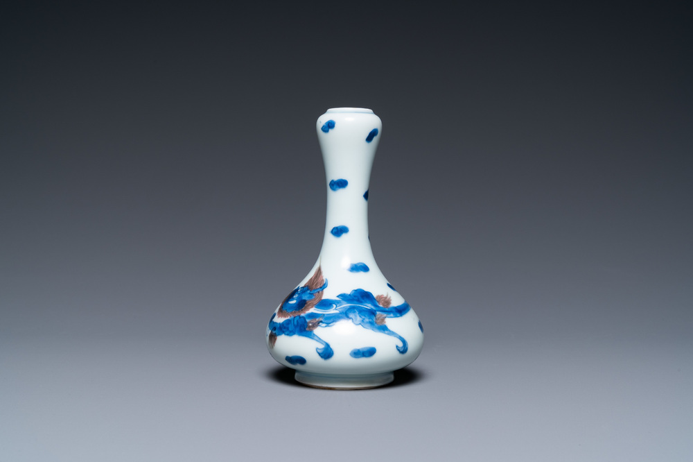 Un vase en porcelaine de Chine en bleu, blanc et rouge de cuivre, Kangxi