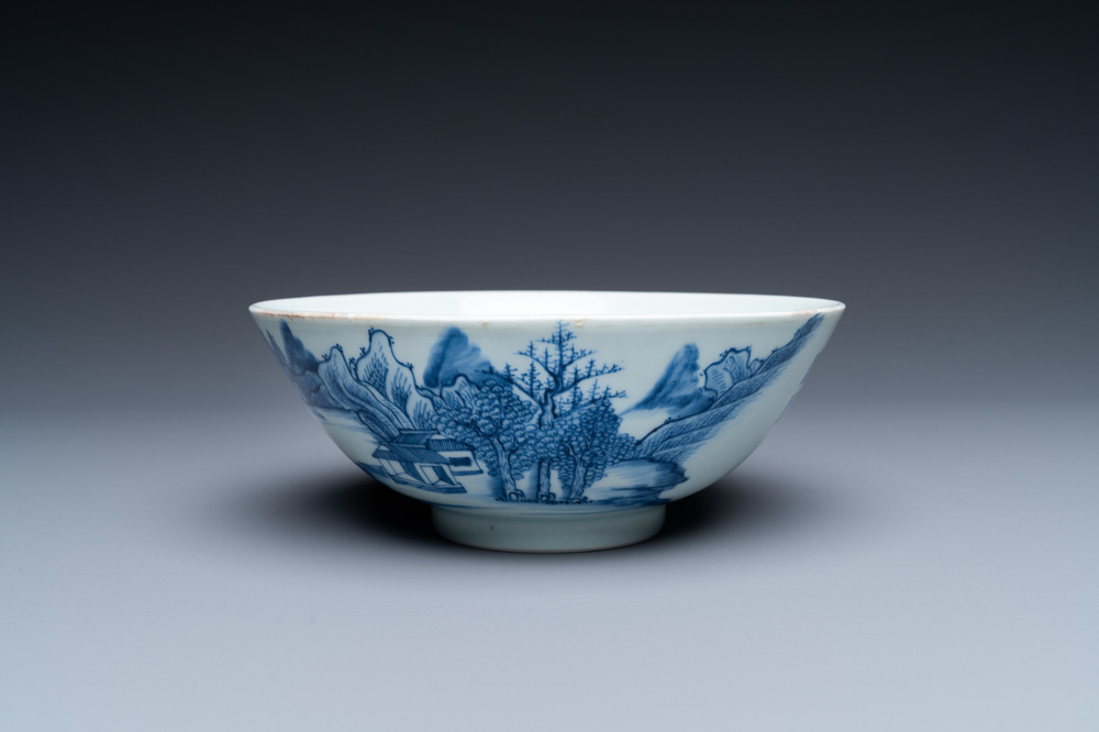 A Chinese 'Bleu de Hue' bowl for the Vietnamese market, dated 1828