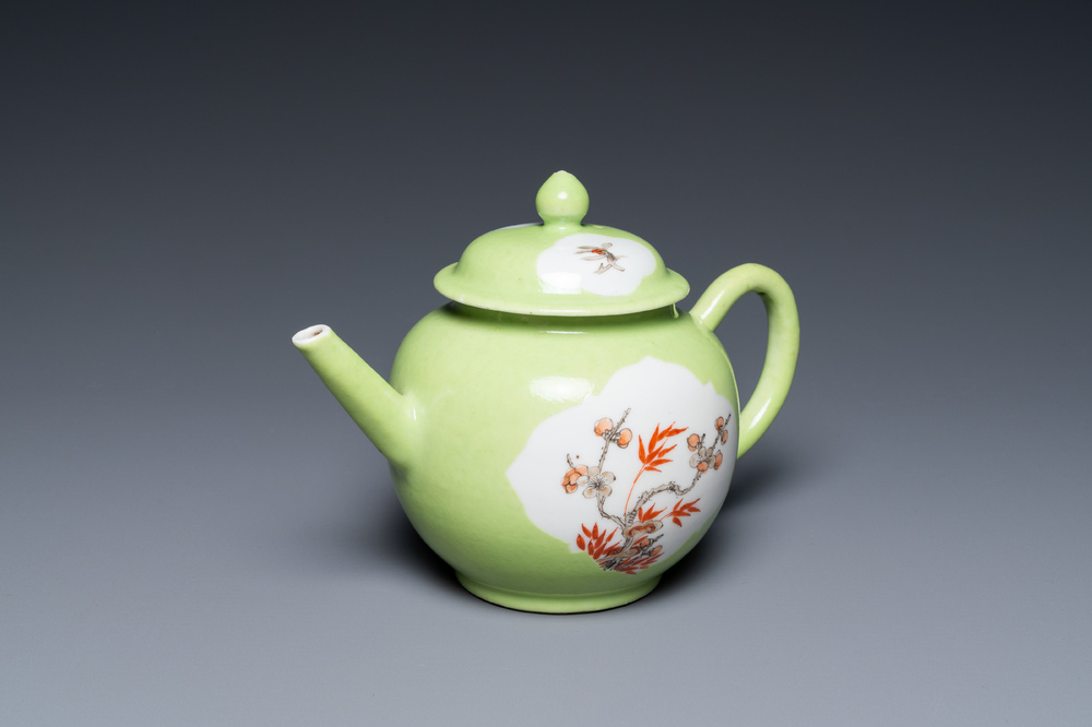 Une th&eacute;i&egrave;re en porcelaine de Chine &agrave; d&eacute;cor en grisaille et rouge de fer sur fond vert de citron, Qianlong