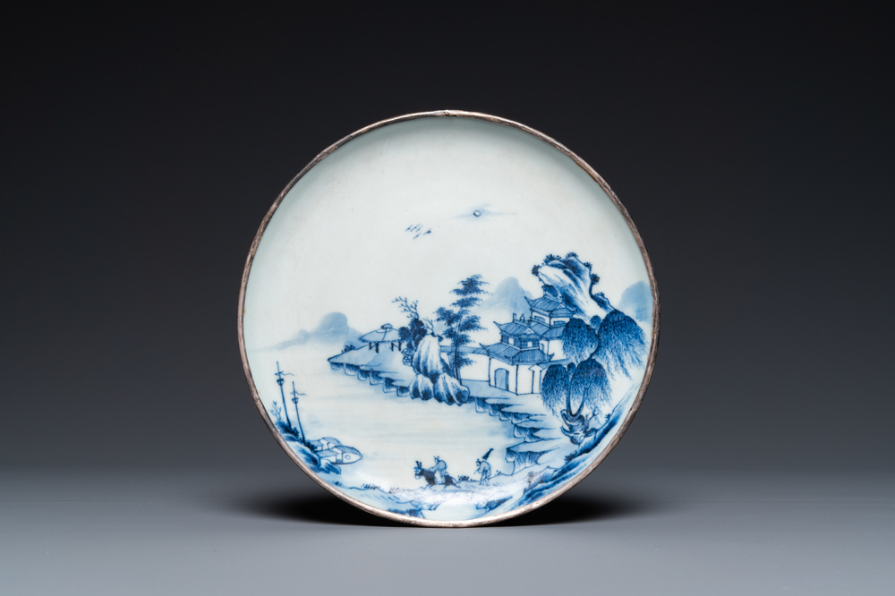 Une coupe &agrave; d&eacute;cor d'un paysage en porcelaine de Chine 'Bleu de Hue' pour le Vietnam, marque de la famille Nguyen, 18&egrave;me