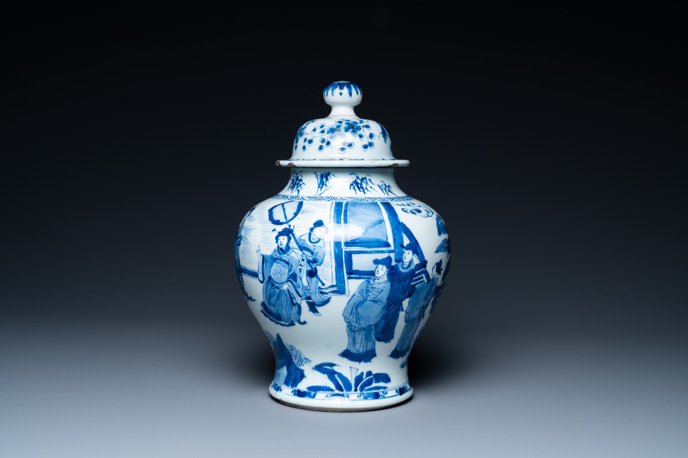 Een Chinese blauw-witte dekselvaas met figuratief decor, Chenghua merk, Kangxi