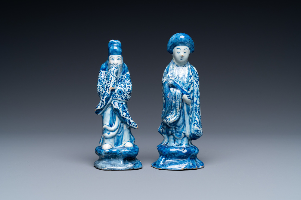 Twee blauw-witte Delftse figuren van een Chinese man en een vrouw, 1e kwart 18e eeuw