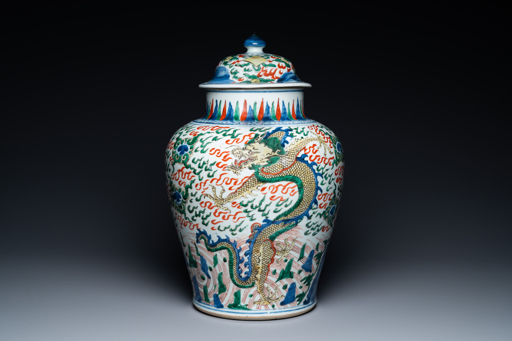 Een Chinese wucai 'draken' vaas met deksel, Transitie periode