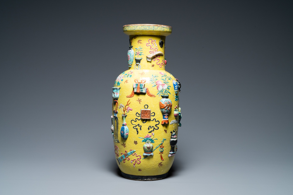 Un vase de forme rouleau en porcelaine de Chine famille rose &agrave; d&eacute;cor d'antiquit&eacute;s sur fond jaune, 19&egrave;me
