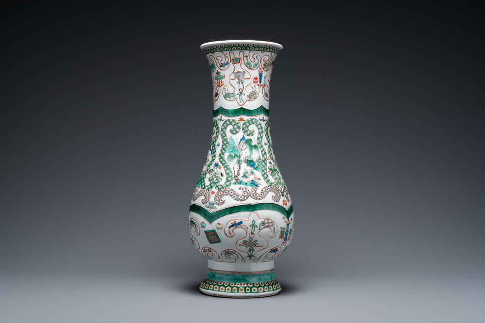 Un grand vase en porcelaine de Chine famille verte, Kangxi