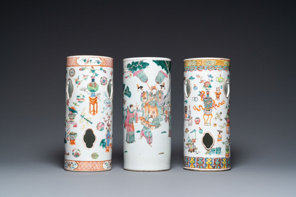 Trois porte-chapeaux en porcelaine de Chine famille rose, 19&egrave;me