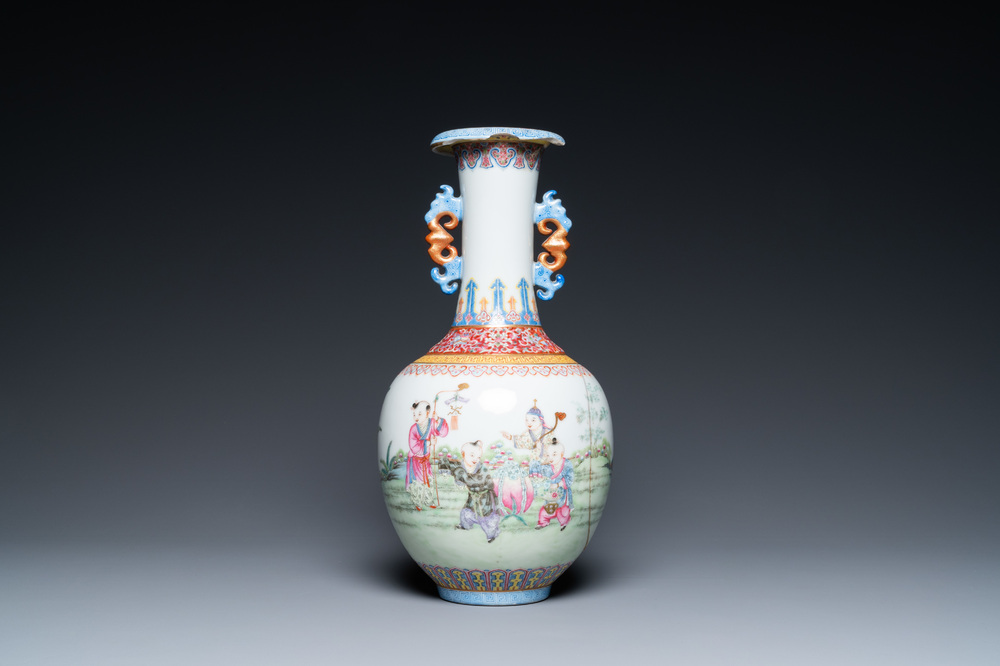 Un vase en porcelaine de Chine famille rose &agrave; d&eacute;cor de gar&ccedil;ons jouants, marque de Jiaqing, R&eacute;publique