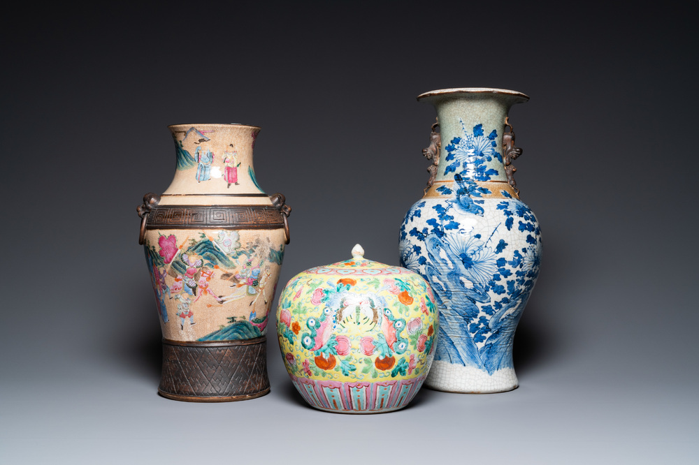 Deux vases en porcelaine de Chine dite 'de Nankin' et un pot couvert en famille rose, 19&egrave;me