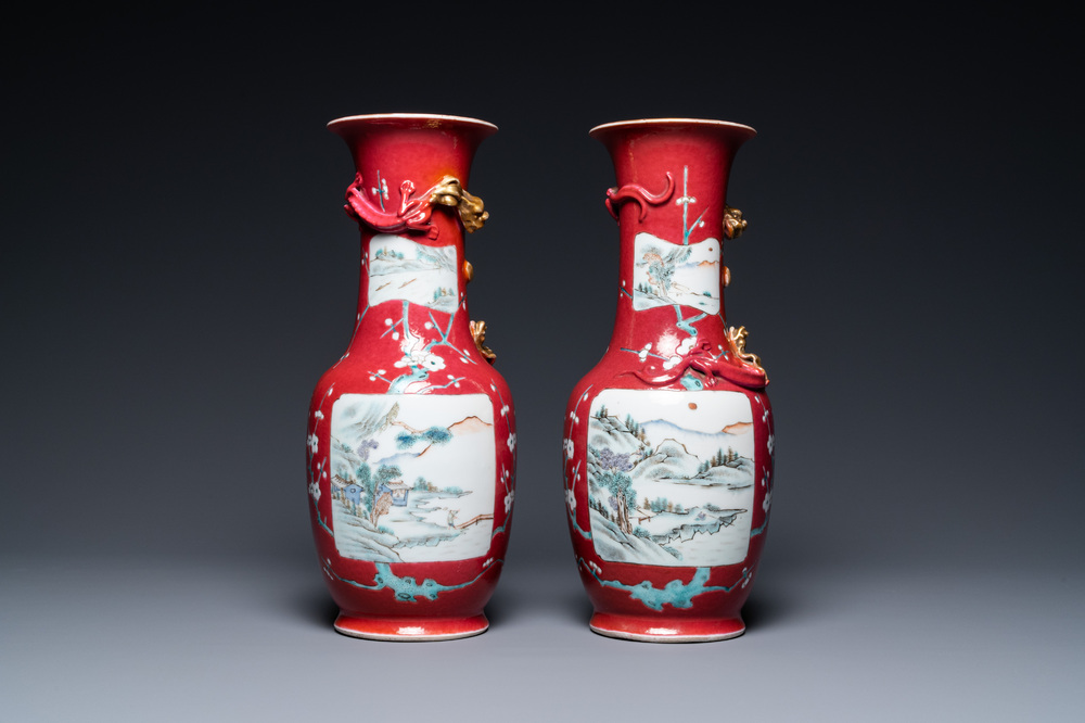 Une paire de vases en porcelaine de Chine &agrave; fond rouge de rubis monochrome, 19&egrave;me