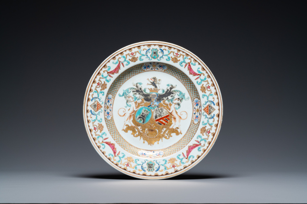 Un plat armori&eacute; en porcelaine de Chine aux armes de 'Bistrate et Proli' pour le march&eacute; belge, Qianlong