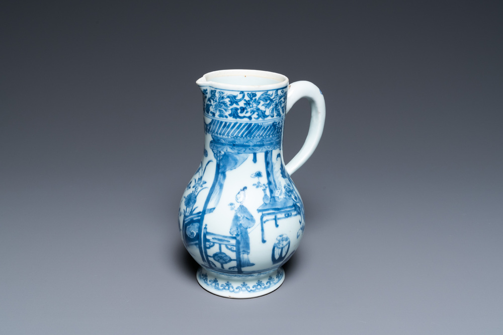 Une verseuse en porcelaine de Chine en bleu et blanc, Yongzheng