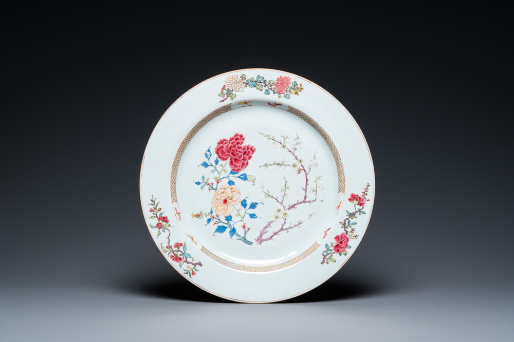 Un plat en porcelaine de Chine famille rose &agrave; d&eacute;cor floral, Qianlong