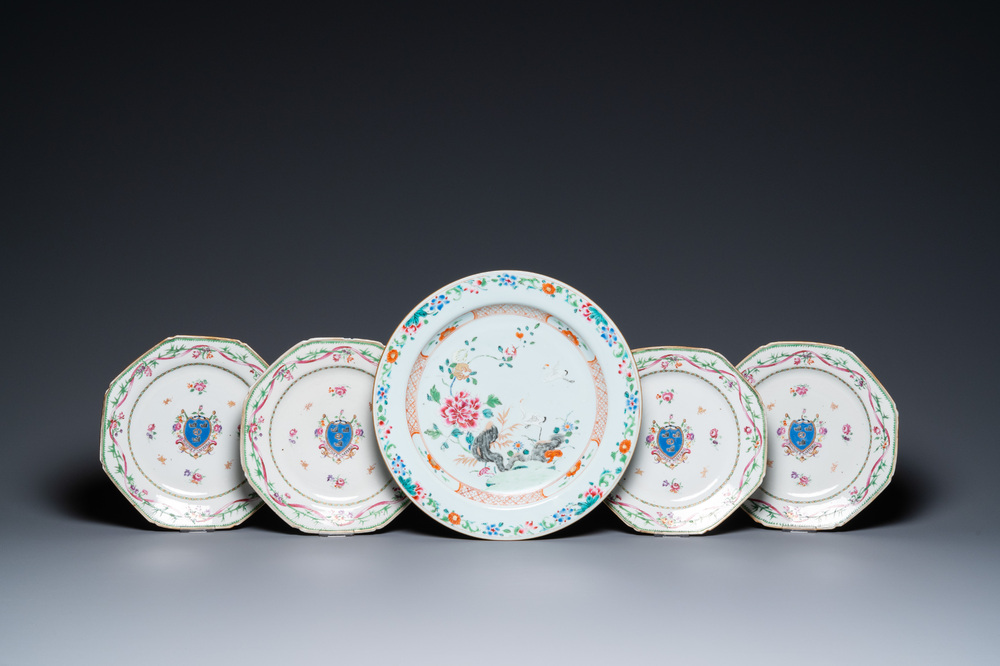 Un plat &agrave; d&eacute;cor de grues et quatre assiettes armori&eacute;es en porcelaine de Chine famille rose, Qianlong