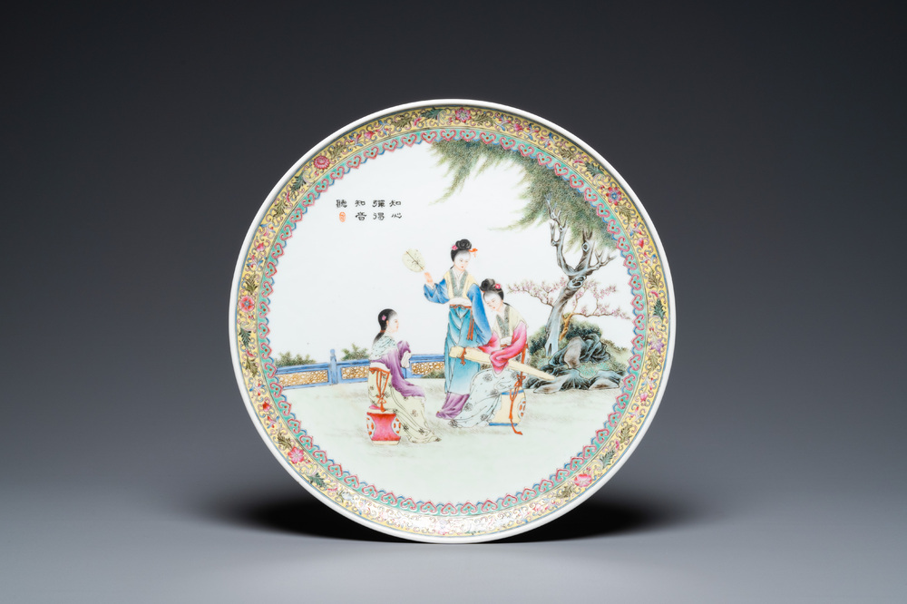 Un plat en porcelaine de Chine famille rose, marque de Qianlong, R&eacute;publique