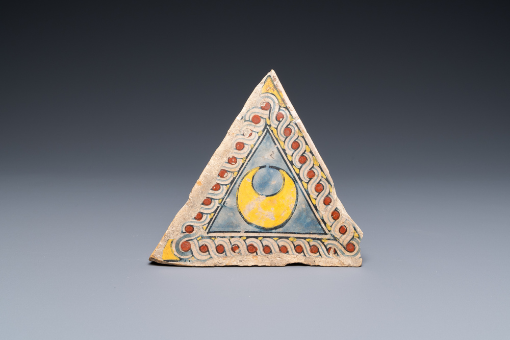 An Italian maiolica triangular floor tile, Faenza, 15/16th C.