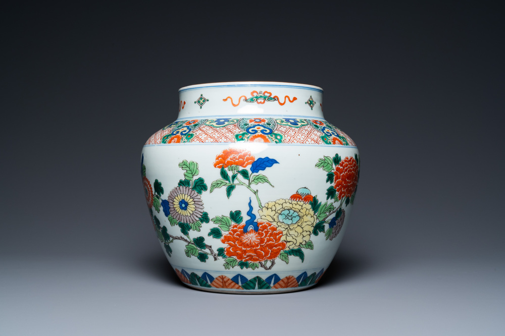 Un vase en porcelaine de Chine wucai &agrave; d&eacute;cor floral, 19&egrave;me