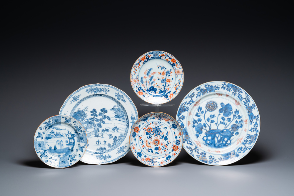 Trois assiettes et deux plats en porcelaine de Chine en bleu et blanc et de style Imari, Kangxi/Qianlong