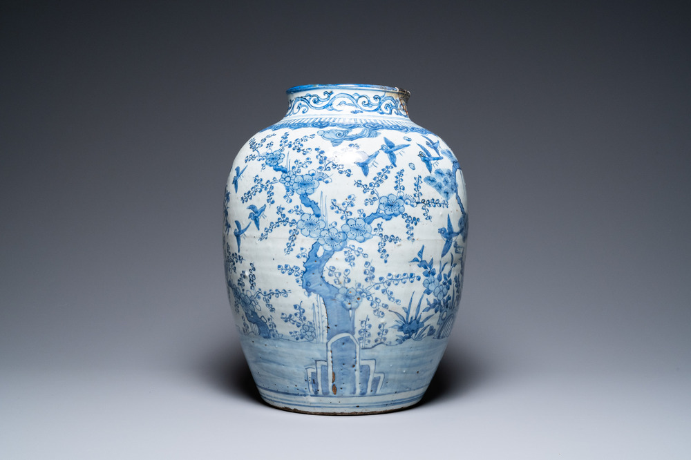 Een grote Chinese blauw-witte 'Drie vrienden van de winter' vaas, Ming