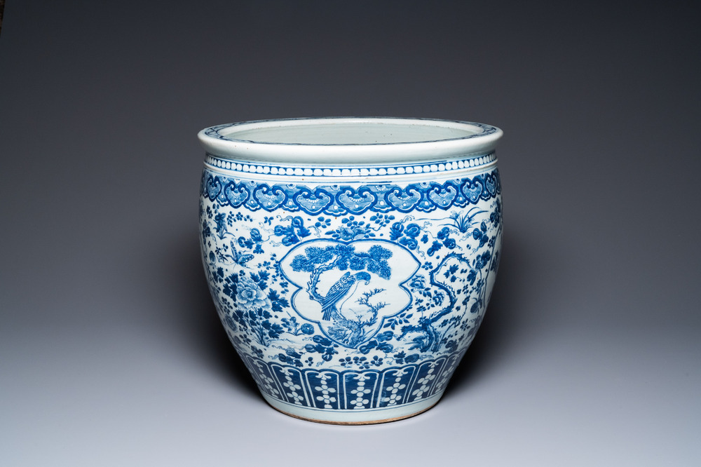 A large Chinese blue and white fish bowl with an eagle and magpies, 19th C.