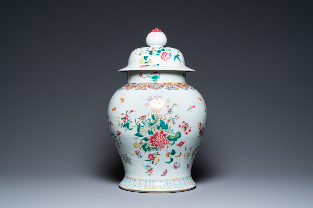 Un grand vase couvert en porcelaine de Chine famille rose, 19&egrave;me