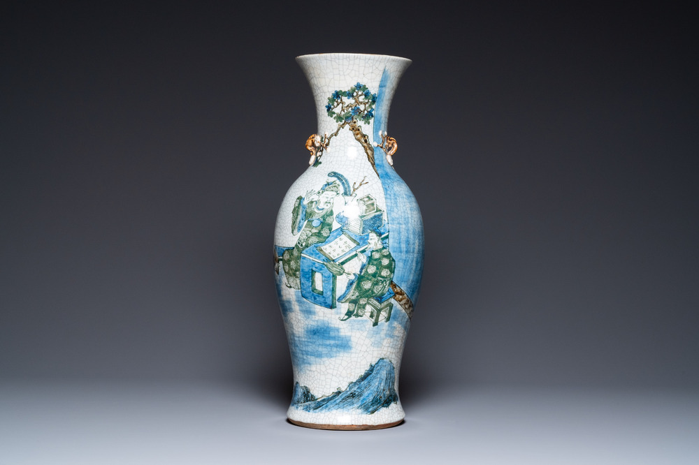 Un vase en porcelaine de Chine dite 'de Nankin' &agrave; d&eacute;cor polychrome, marque de Chenghua, 19&egrave;me