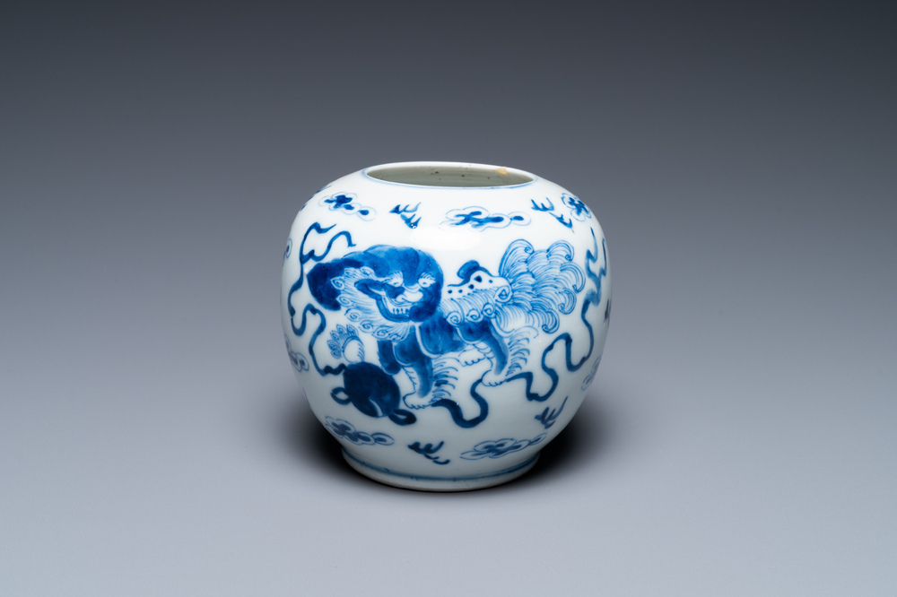 Un lave-pinceaux en porcelaine de Chine en bleu et blanc &agrave; d&eacute;cor de lions bouddhistes, marque de Kangxi, 19&egrave;me