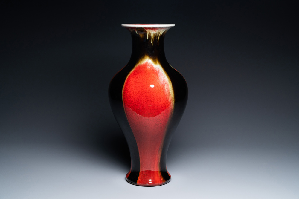 Un vase de forme balustre en porcelaine de Chine &agrave; &eacute;mail flamb&eacute;, 19/20&egrave;me