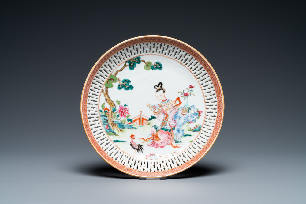 Une assiette en porcelaine de Chine famille rose &agrave; bordure ajour&eacute;e, Yongzheng