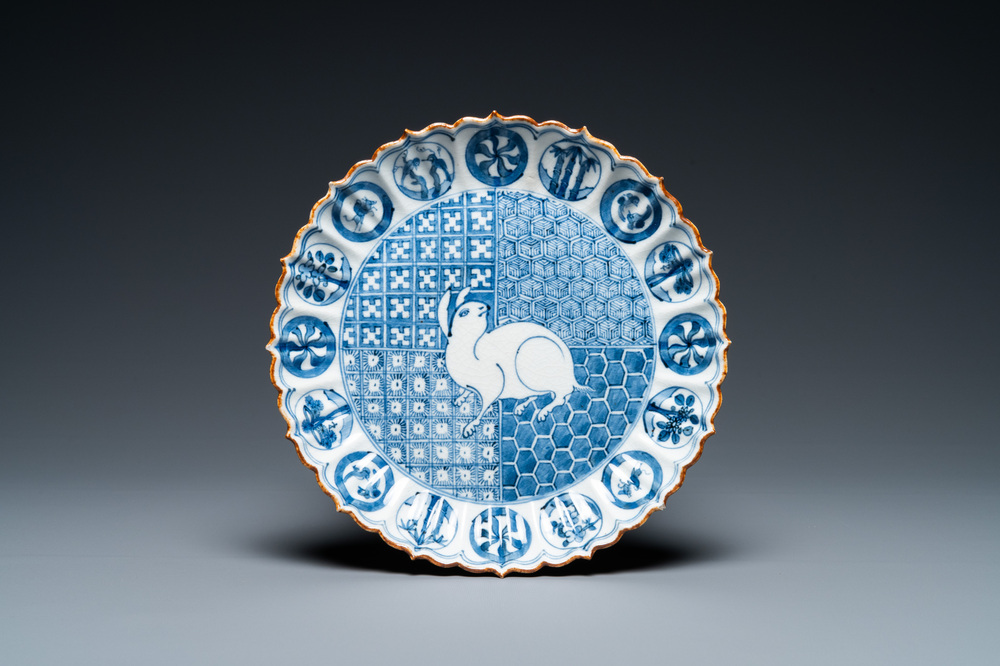 Une assiette en porcelaine Arita de Japon en bleu et blanc &agrave; d&eacute;cor d'un li&egrave;vre, Edo, d&eacute;but du 18&egrave;me