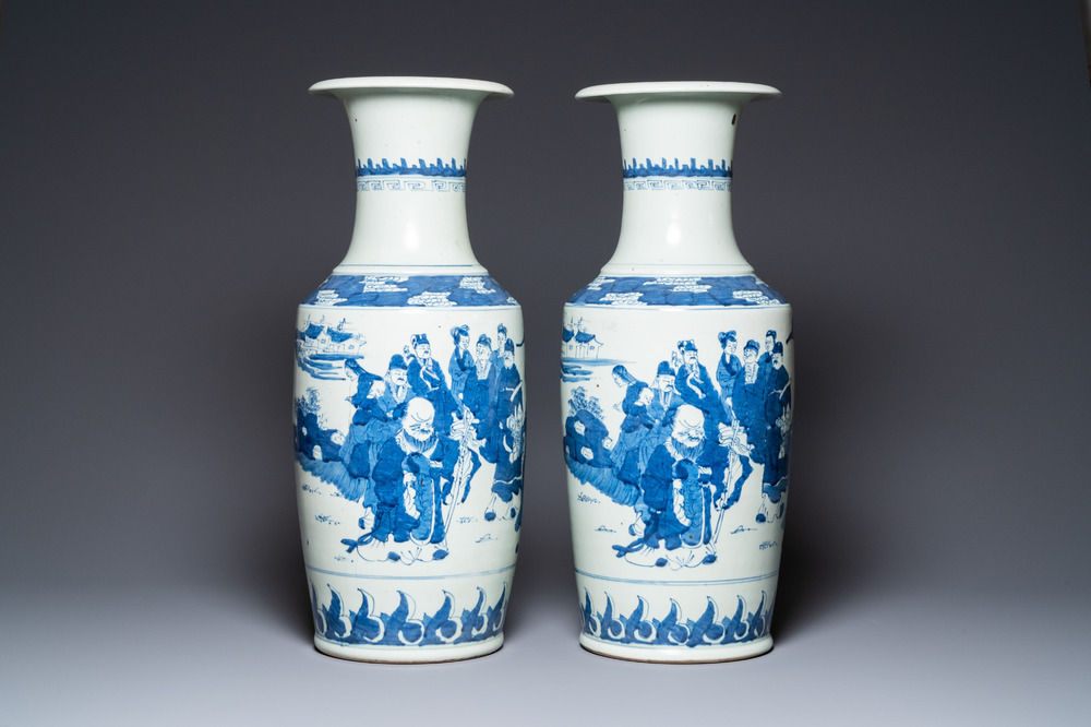 Une paire de vases en porcelaine de Chine en bleu et blanc, 19&egrave;me