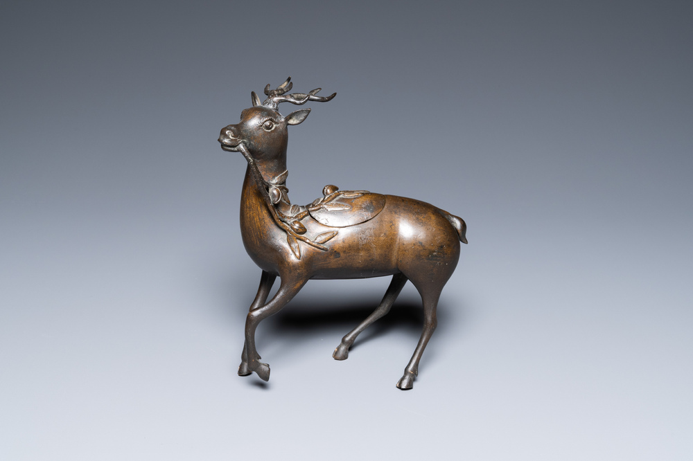 Een Chinese bronzen wierookbrander in de vorm van een hert, Kangxi