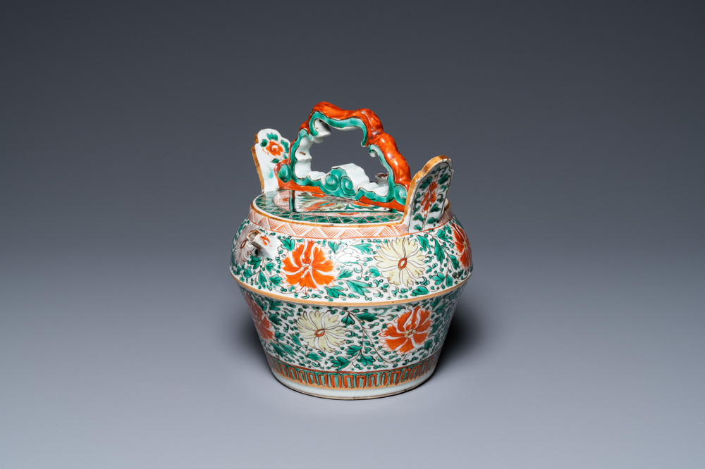 Un pot &agrave; chaux couvert en porcelaine de Chine famille verte &agrave; d&eacute;cor floral pour le Vietnam, Kangxi