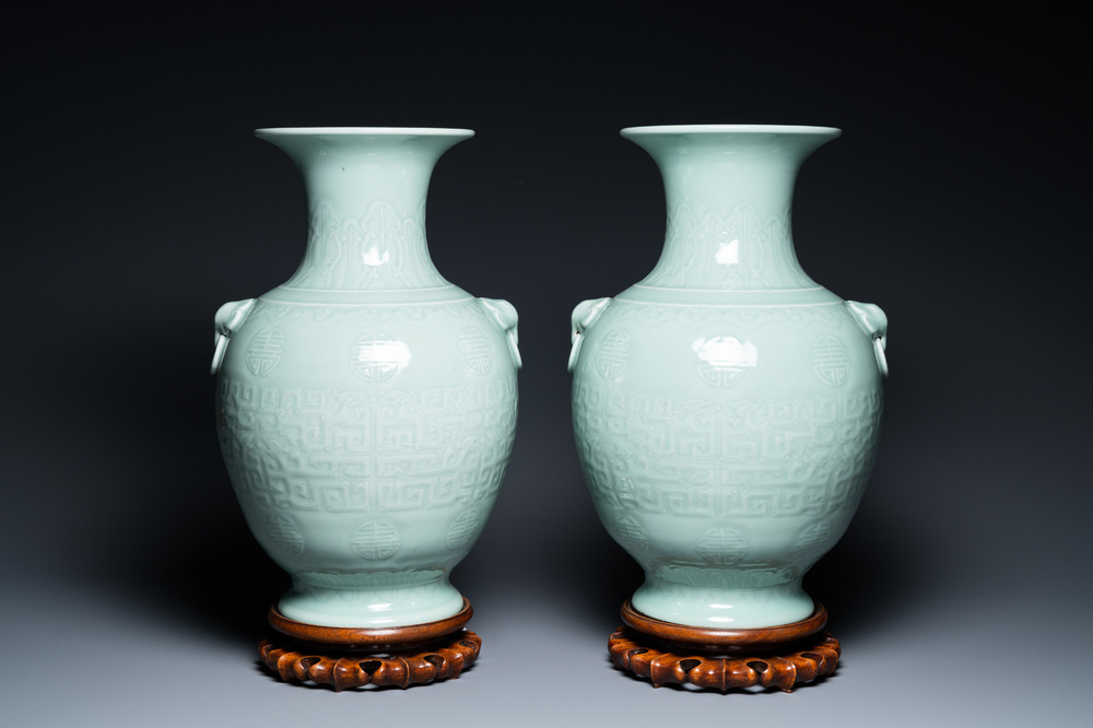 Une paire de vases en porcelaine de Chine en c&eacute;ladon monochrome sur socles en bois, marque de Qianlong, 18/19&egrave;me