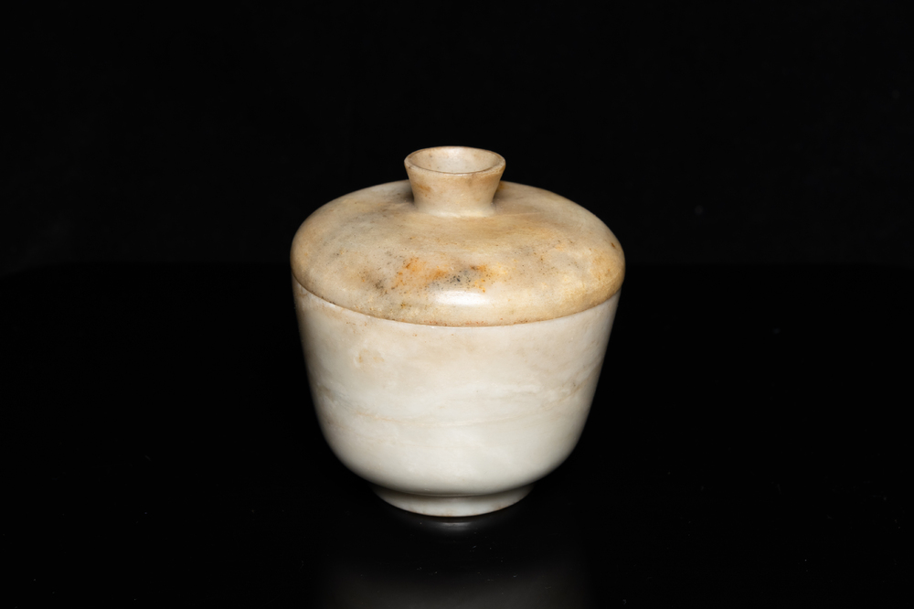 A Chinese hardstone gaiwan and cover, 18/19th C.